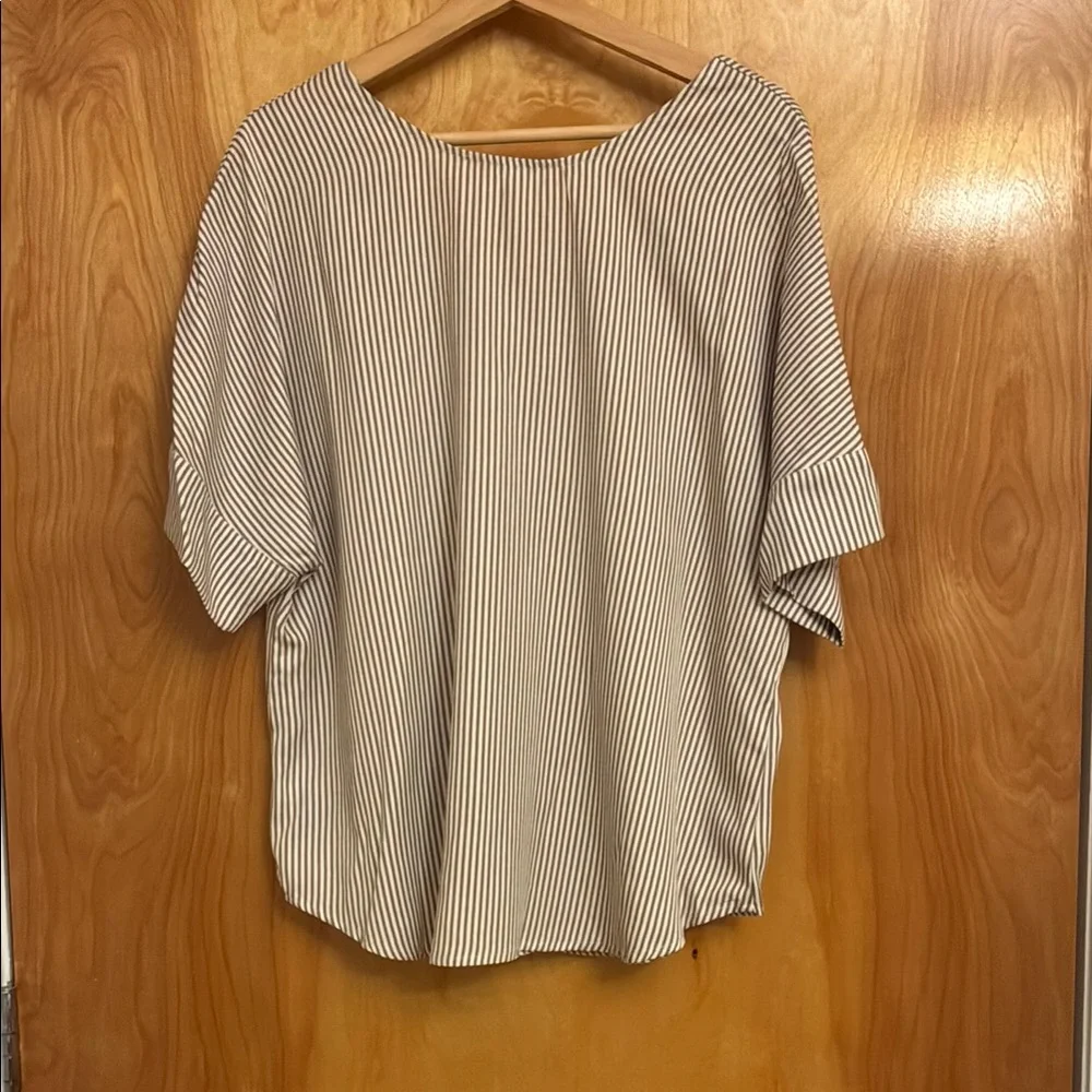 Vetta Striped Button-Up Women's Top - Picture 4 of 5
